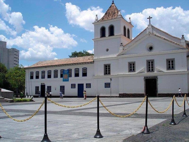 Pedestal com corrente plástica