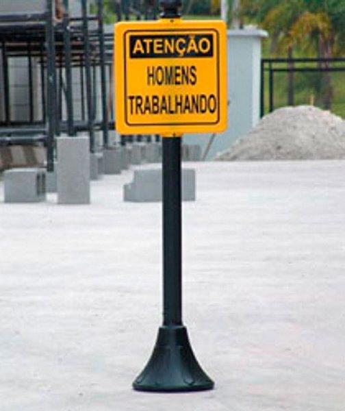 Pedestal com placa de sinalização