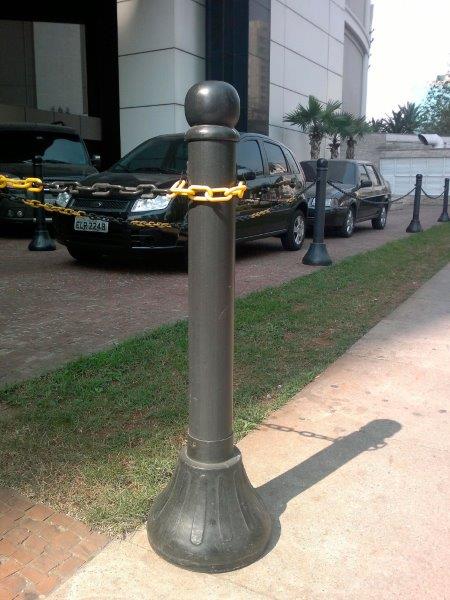 Pedestal plástico preto