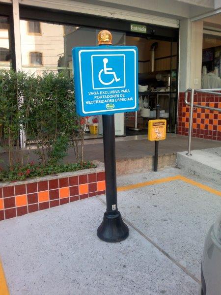 Sinalização de estacionamento para deficiente
