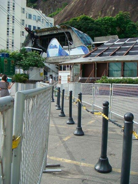 Pedestal com corrente plástica