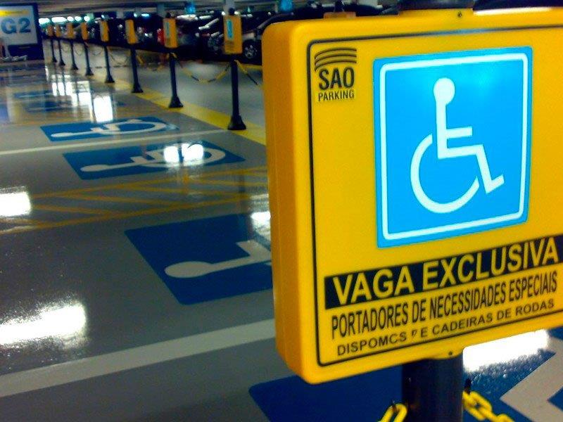 Sinalização de estacionamento para deficiente