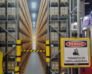 Abre e fecha retrátil para porta pallets da Tuboart